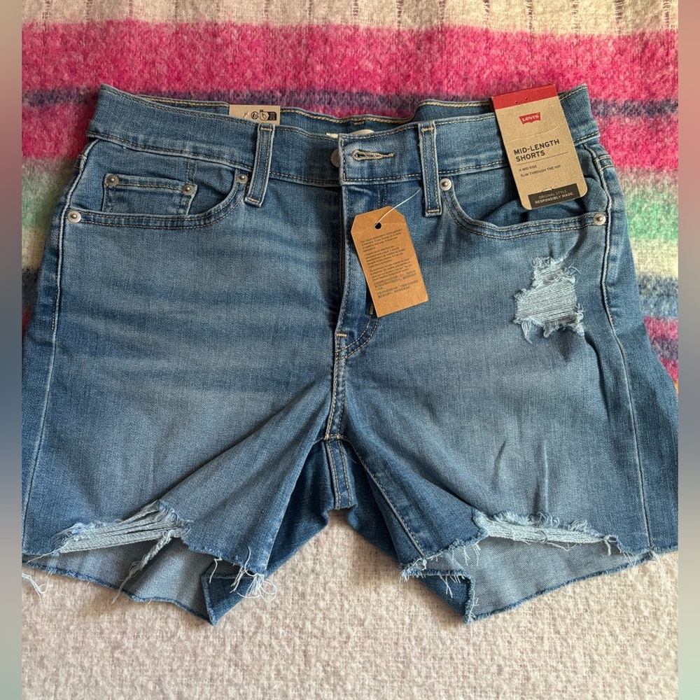 NWT‎ Levis mid length denim shorts